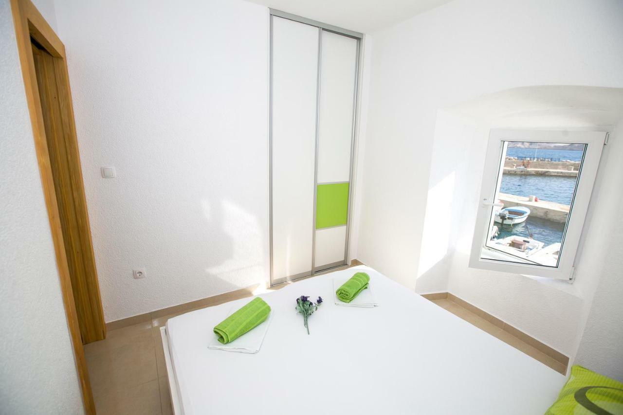 Apartmani Cindric Karlobag Exterior photo