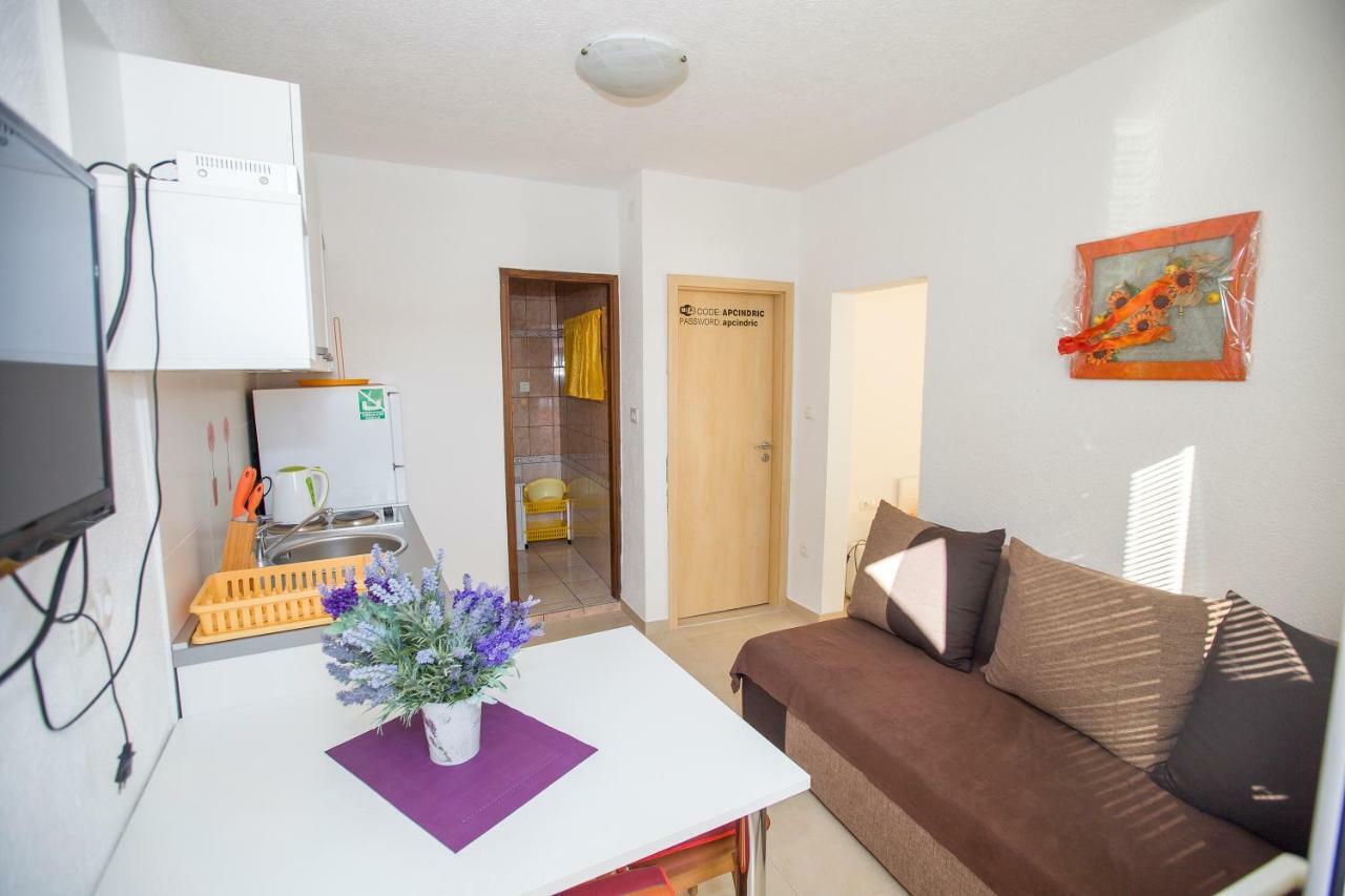 Apartmani Cindric Karlobag Exterior photo
