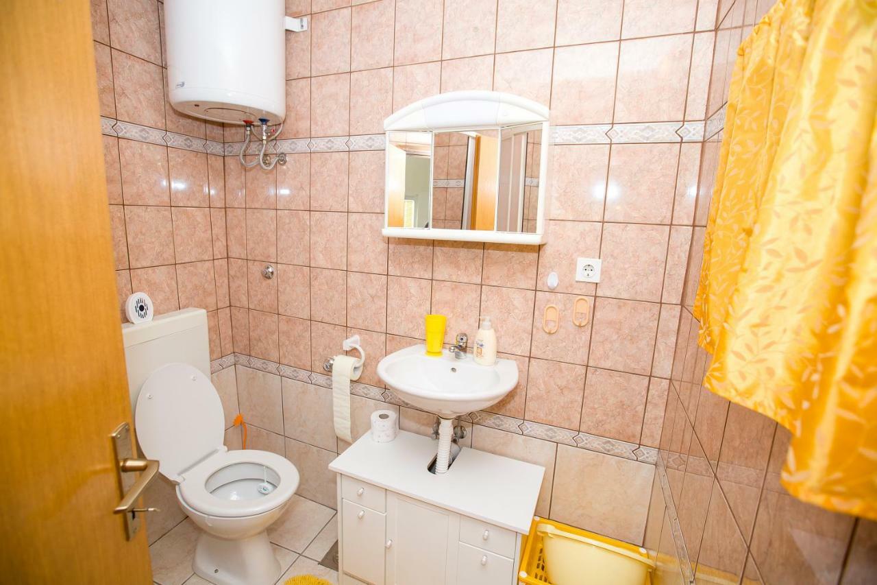 Apartmani Cindric Karlobag Exterior photo