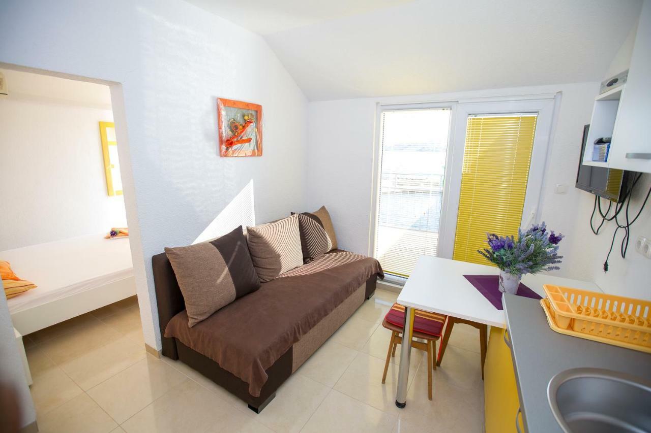 Apartmani Cindric Karlobag Exterior photo