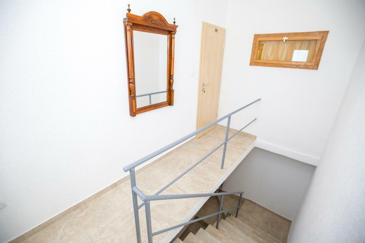 Apartmani Cindric Karlobag Exterior photo